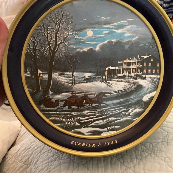 Vintage large currier and Ives art fruitcake tin. - Picture 3 of 8